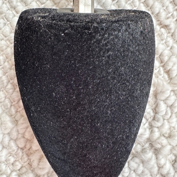 Johnston & Murphy Springloaded Shoe Trees, Black Felt Padded Toe Area - Picture 4 of 5